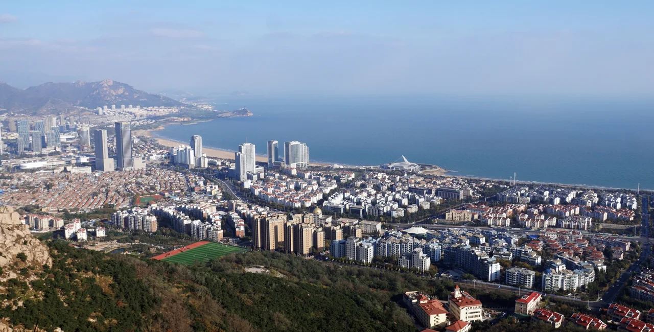 푸산에서 내려다본 칭다오 주거 생활권과 해안